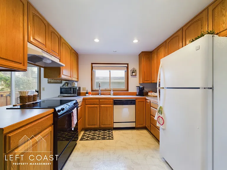 890 SW 7th St — Photo 16