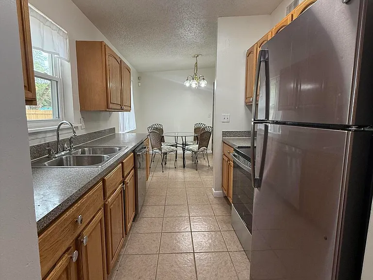 909 La Marche Dr — Photo 7