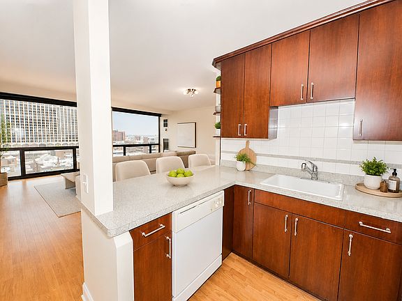 4th image of 4343 N Clarendon Ave APT 1005