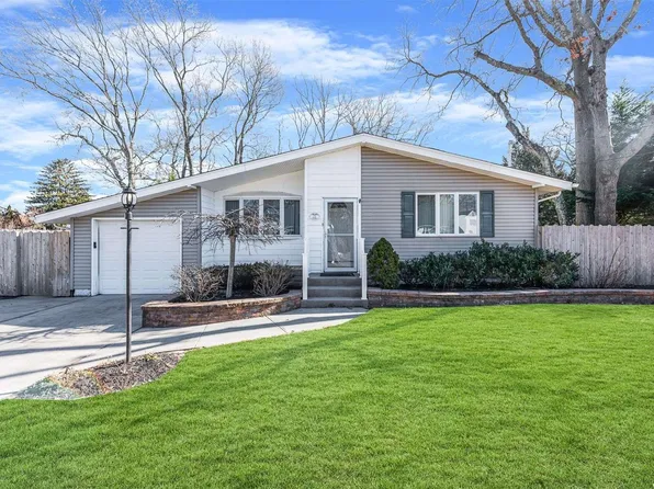 71 Greenhaven Drive, Port Jefferson Station, NY 11776