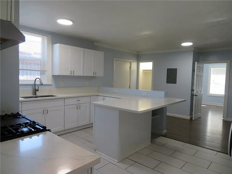 3923 S South Normandie Ave — Photo 3