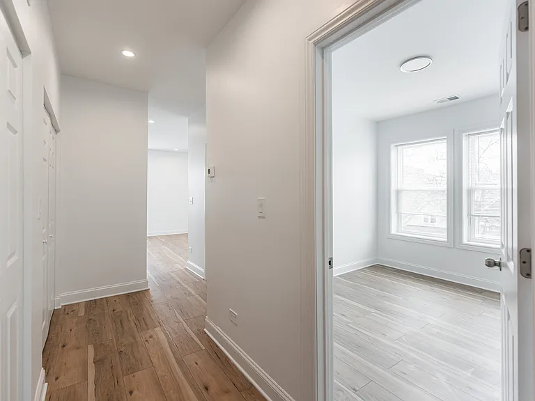2101 N Hamlin Ave #3F — Photo 5