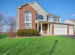 2040 Holt Ln, South Elgin, IL 60177