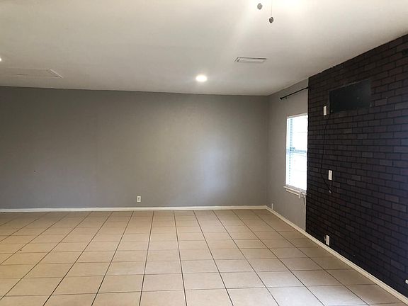 4th image of 205 Sandy Ln