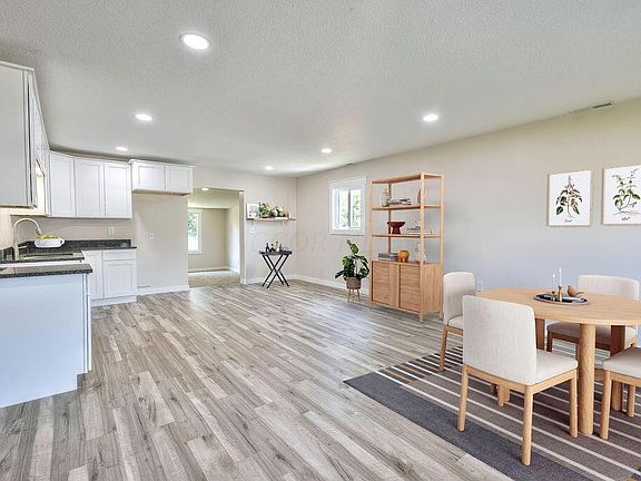 4th image of 225 Sunset Dr
