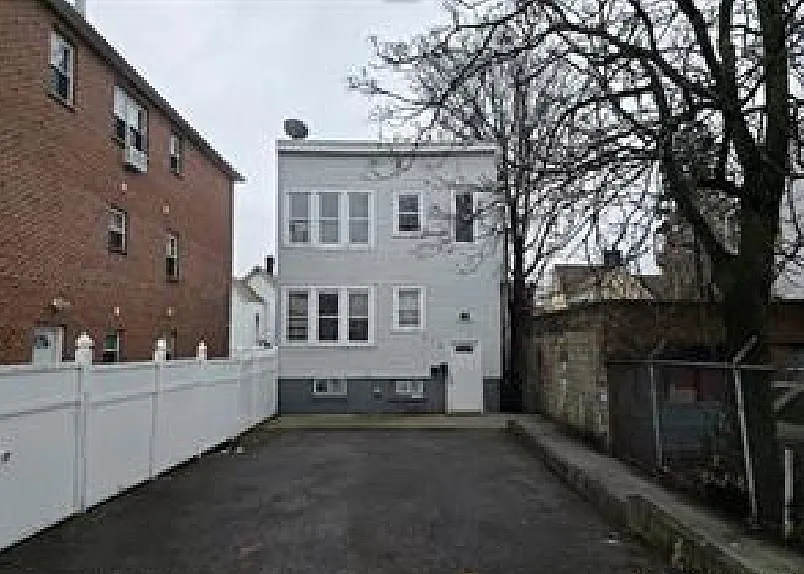 3 bed, 1225 sqft, $3,500 — Photo 3