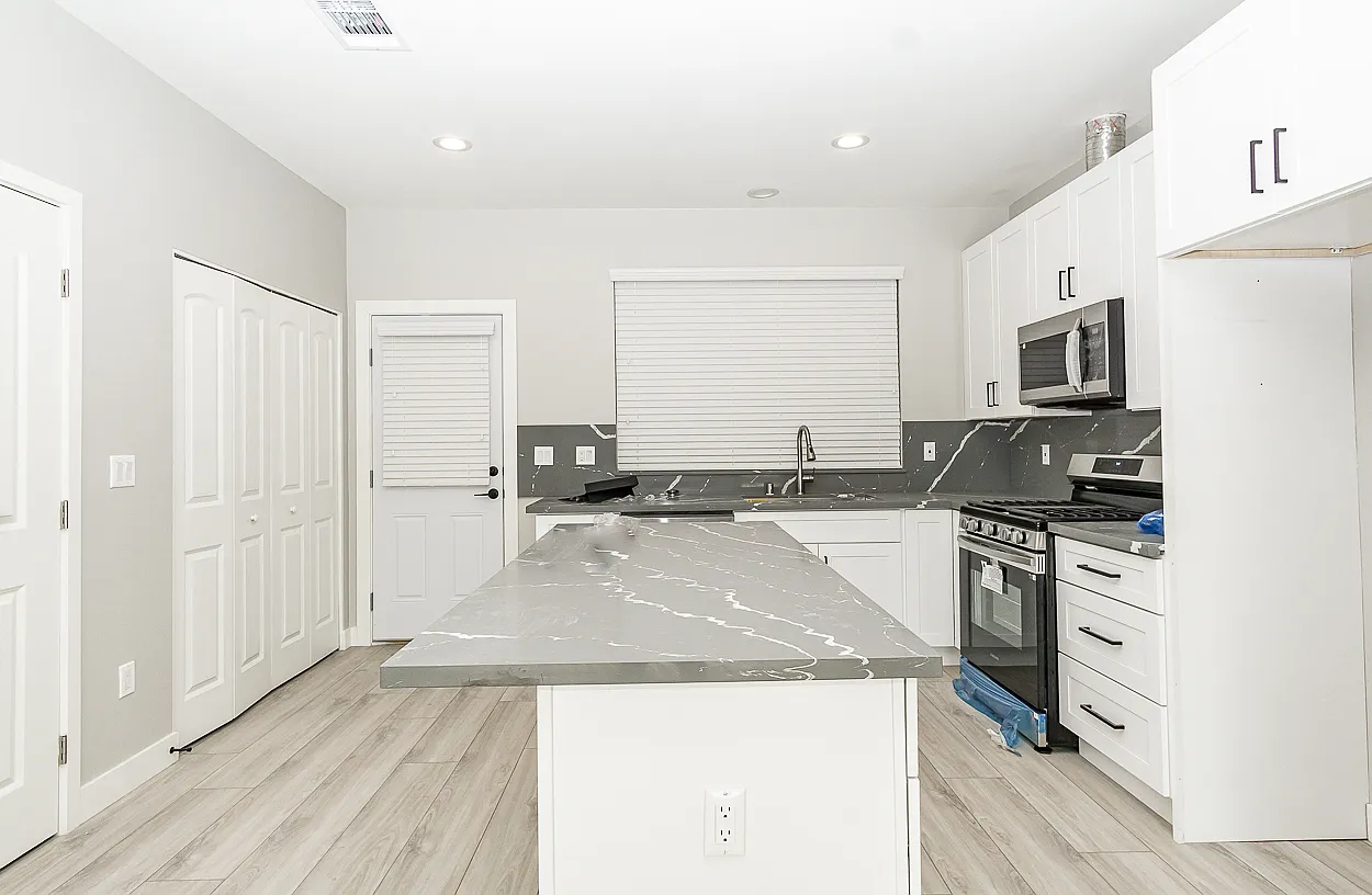 3 bed, 1000 sqft, $3,500 — Photo 3