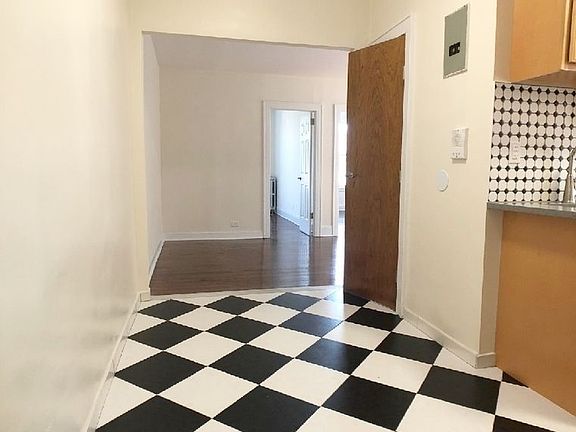 4th image of 2543 33rd St APT 3F