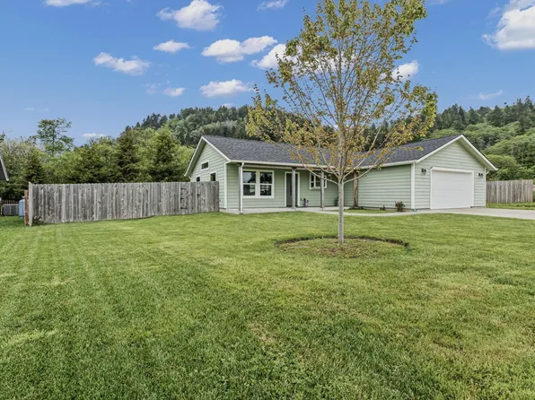 240 Longiflorum Ln, Smith River, CA 95567