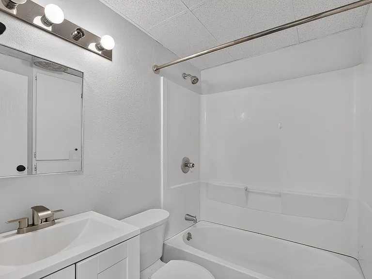 2bed 1 bath Unit in quiet Clive location — Photo 16