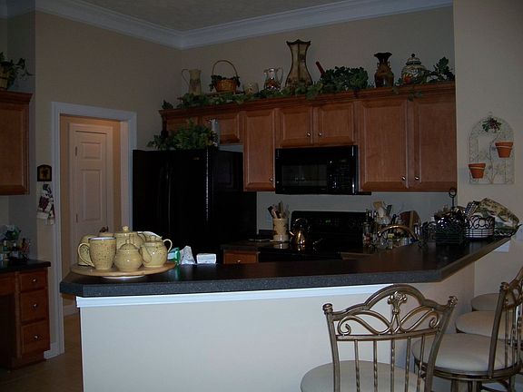 Kitchen w/breakfast bar