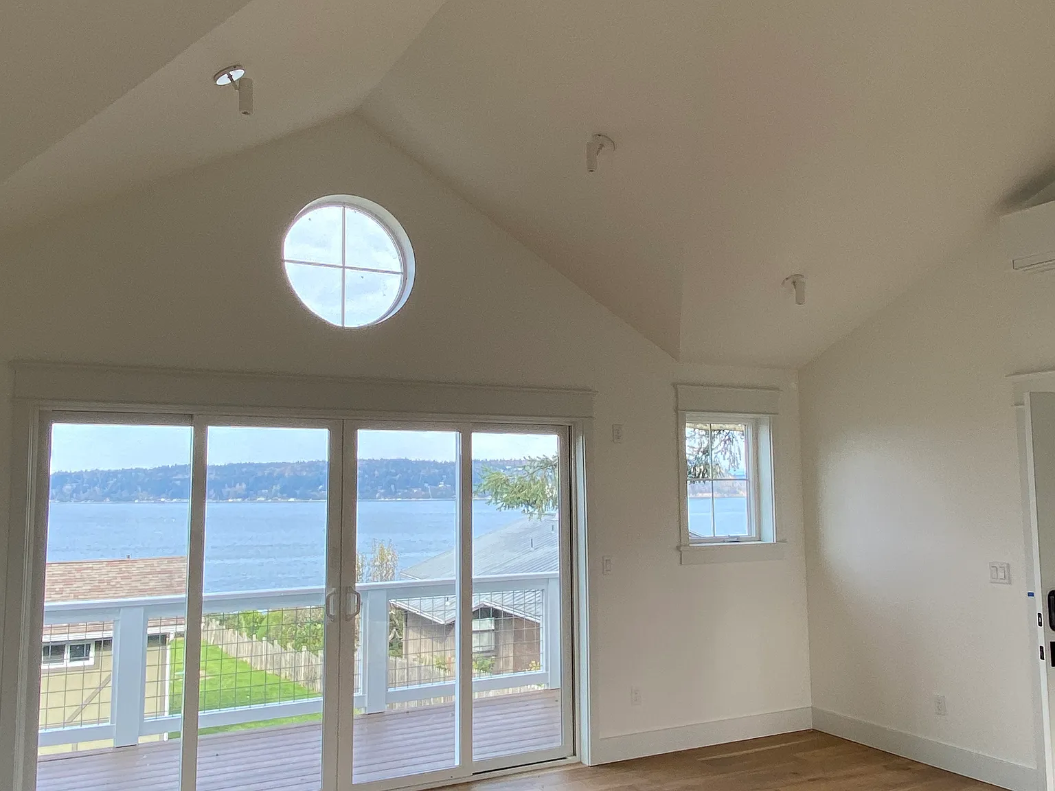 930 Edgecliff Dr — Photo 2
