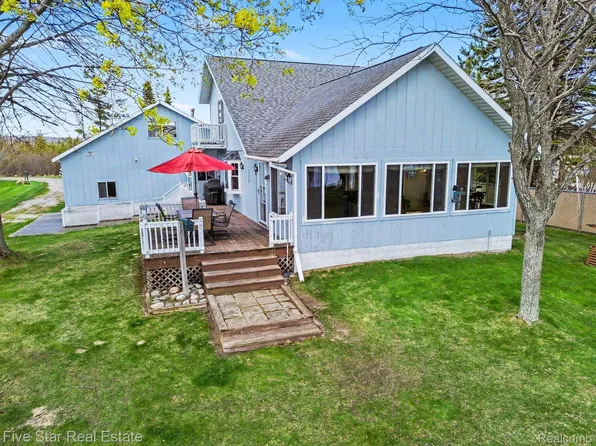 6230 Cedar Dr, Hubbard Lake, MI 49747