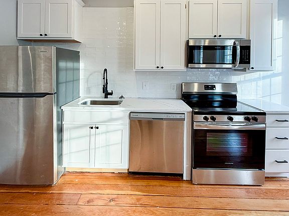 3rd image of 427 Collins Ave #2