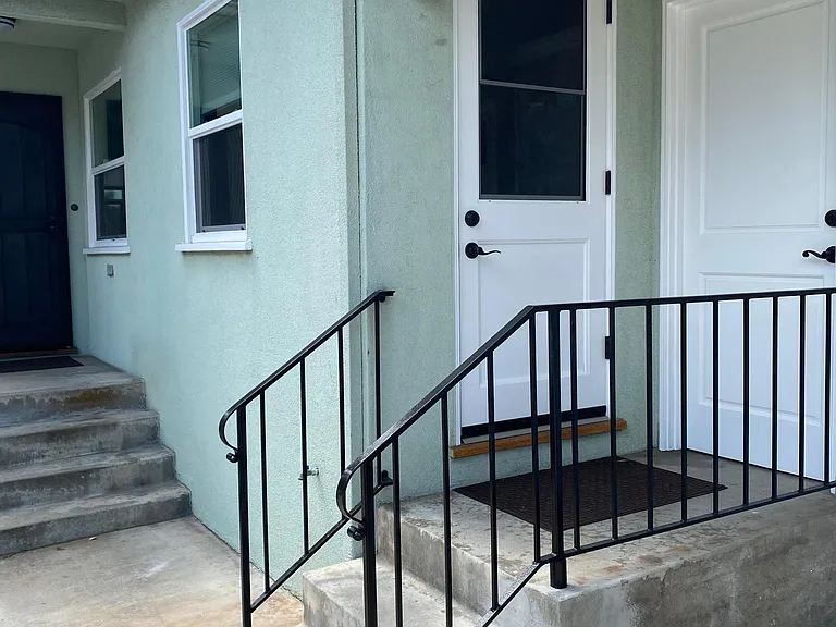 Kitchen entrance to 861