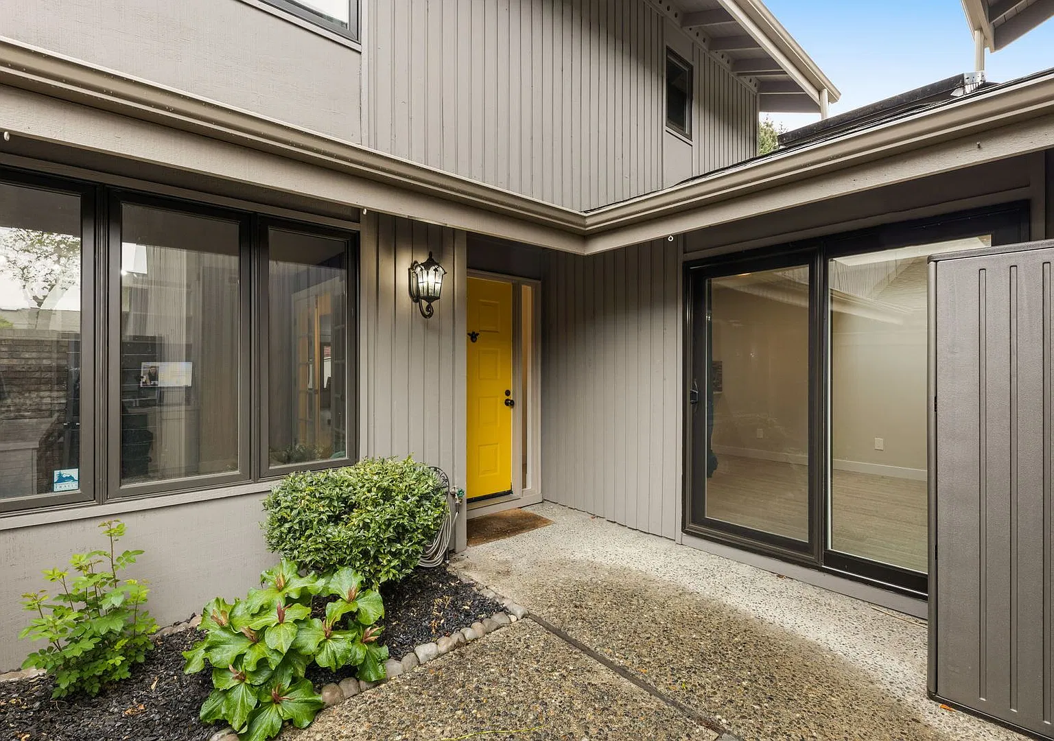 4Bd/3Ba Bellevue Townhome — Photo 2