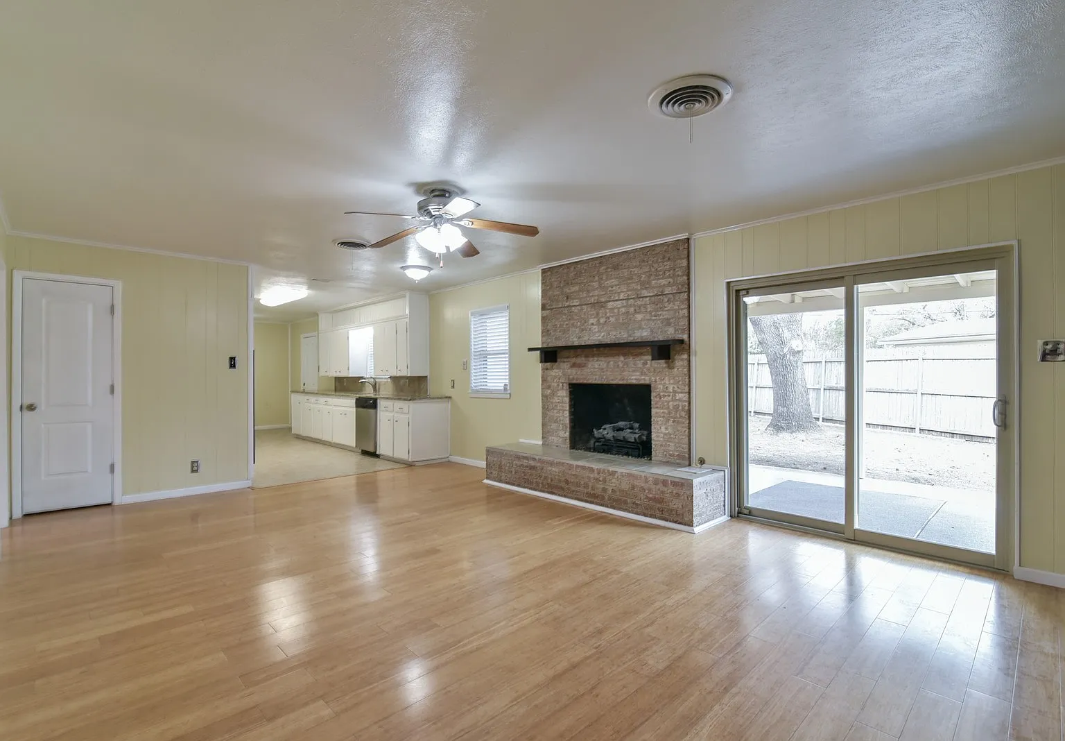 Huge Corner Lot in Trendy West Fort Worth Neighborhood — Photo 1