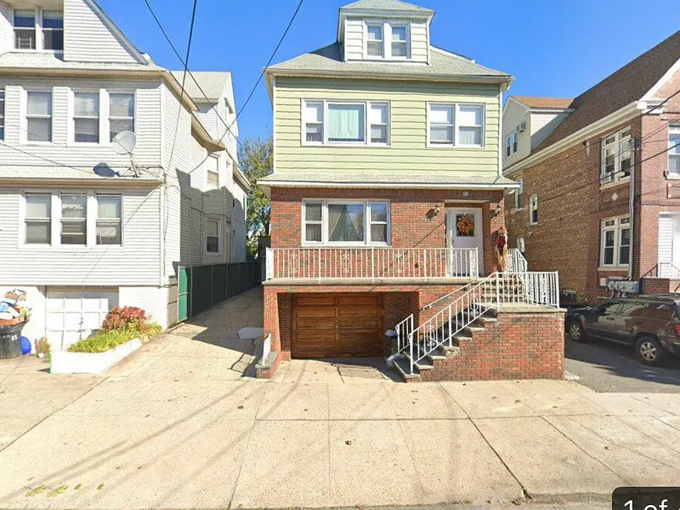 83 W 50th St #2