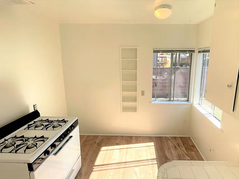 3539-3541 N Lewis Ave — Photo 18