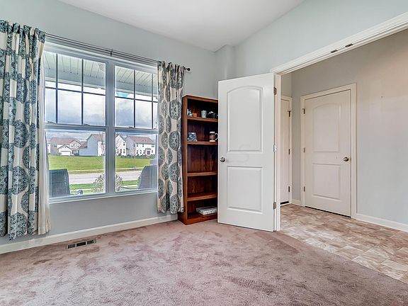 4th image of 142 Alderwood Cir