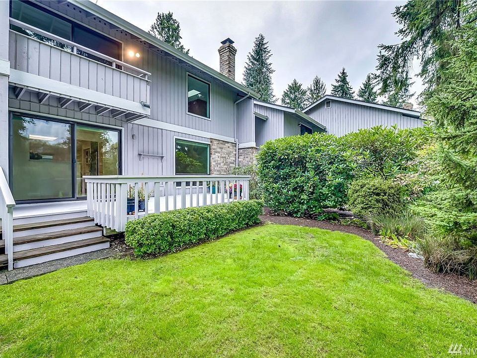 Gorgeous northeast-facing townhome on the 8th fairway at Kenmore's Inglewood Golf Course.