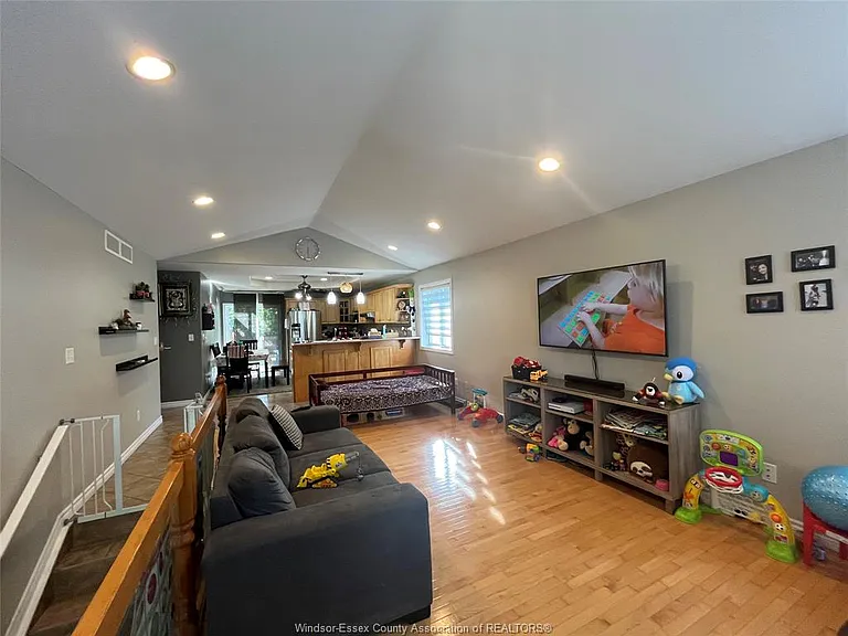 1161 Jefferson Blvd — Photo 4
