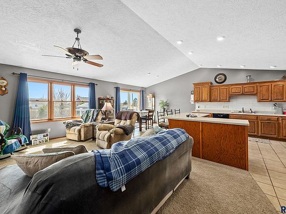 3rd image of 403 Meadowlark Ln
