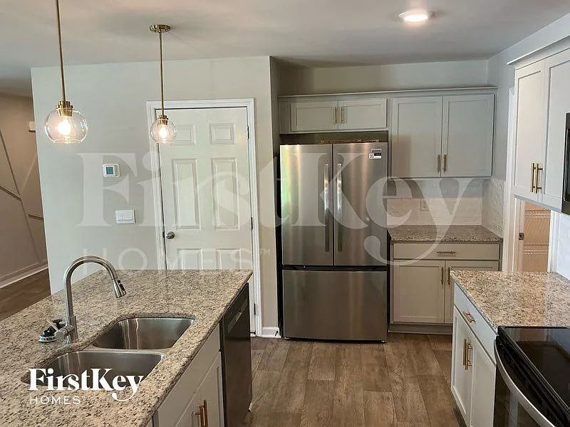 5 bed, 3.0 bath, 2455 sqft, $2,130 — Photo 4