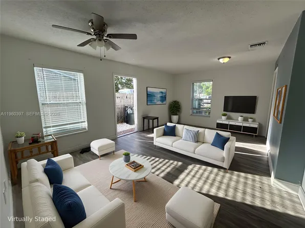 5884 S 38th St, Greenacres, FL 33463