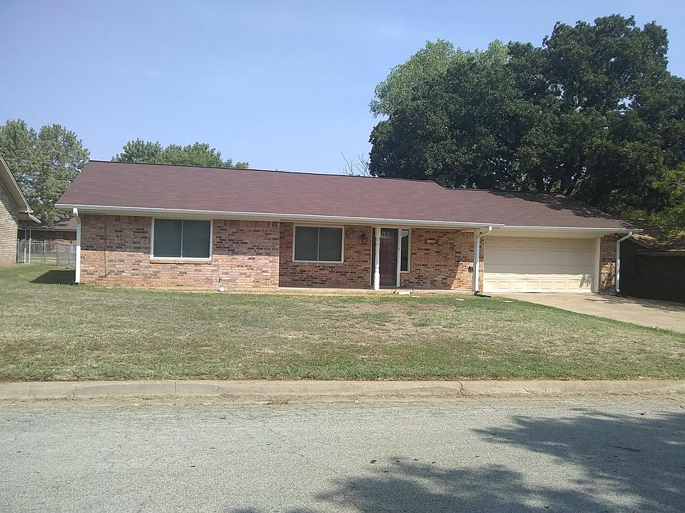 1st image of 1409 Center Dr