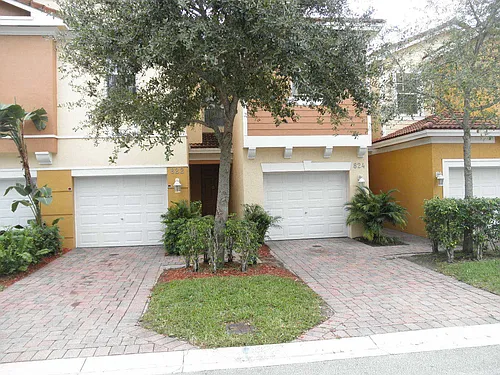 822 Pipers Cay Dr Photo 1