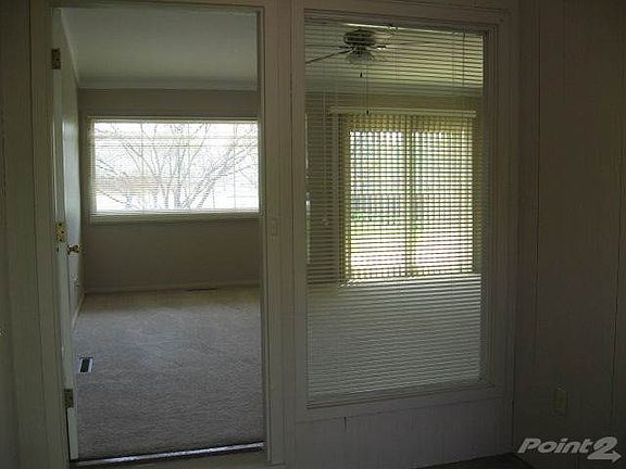 940 Entry to living room
