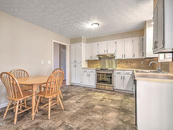 3rd image of 636 Kallen Dr
