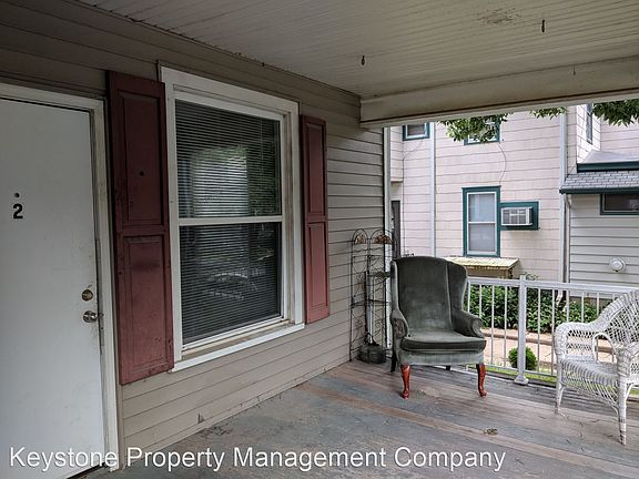 2nd image of 628 N Linn St APT 2