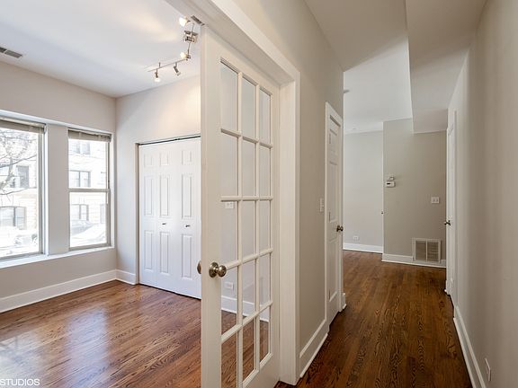 2nd image of 3950 N Clarendon Ave APT 1S