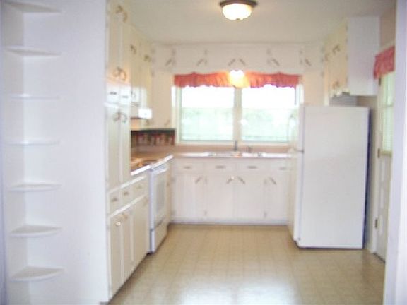 5th image of 319 Young St