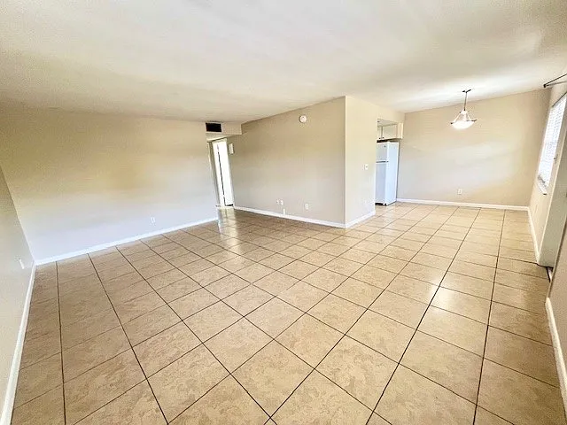 Devon Manor Apartments — Photo 23