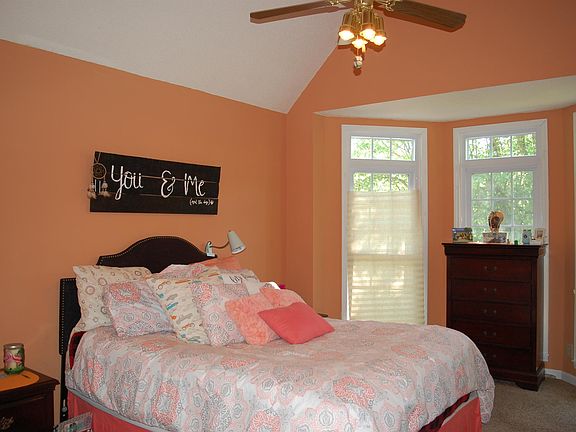3rd image of 925 Shellie Dr