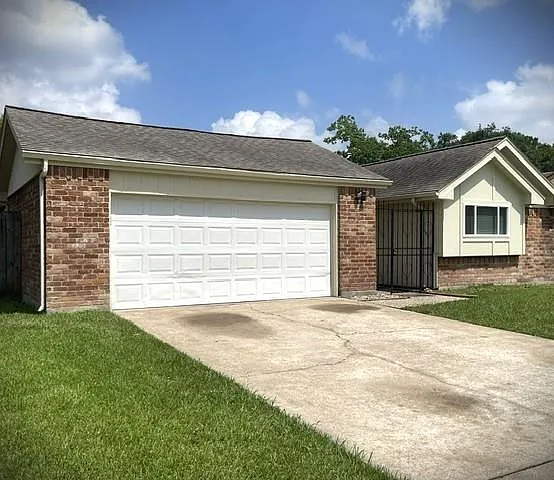 15523 Pensgate St — Photo 2