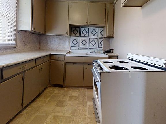 2nd image of 208 N Oak St