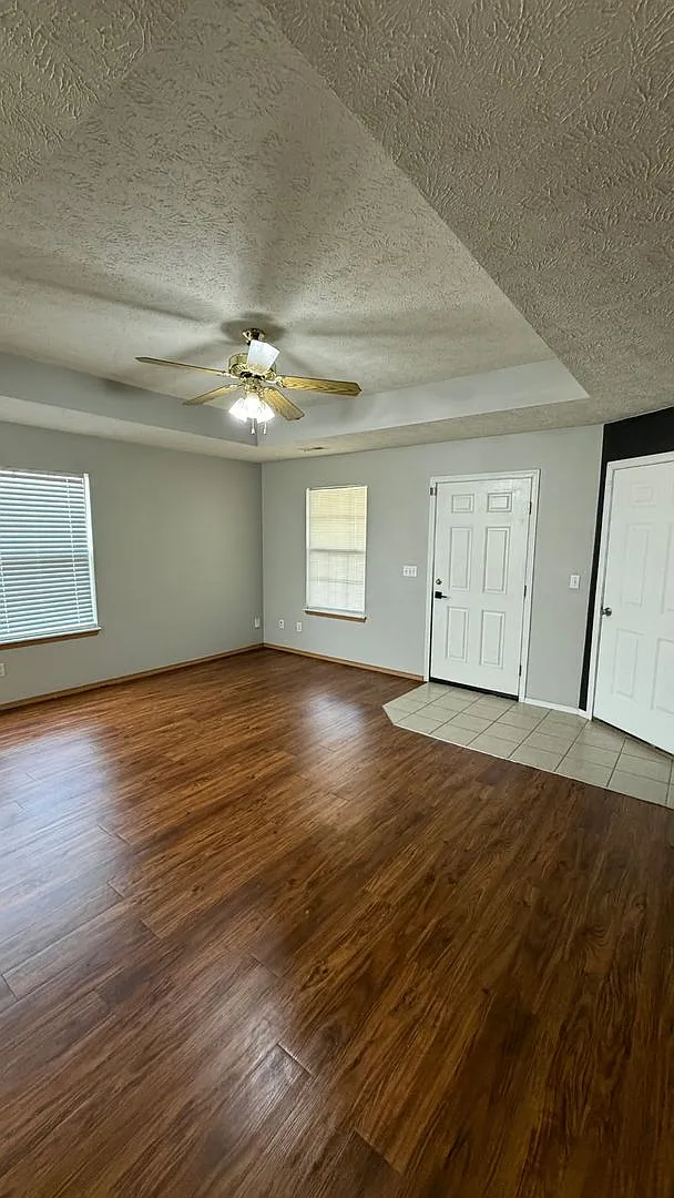 Large Duplex with 2 Bedrooms 2 Bathrooms and 2 car Garage! — Photo 2