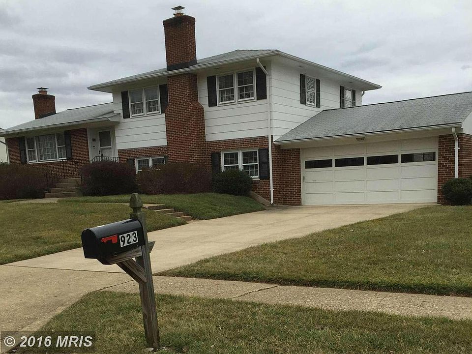 1st image of 923 Fairway Dr NE