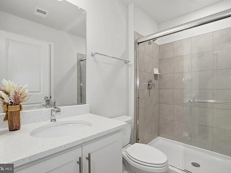 818 Bond St — Photo 6