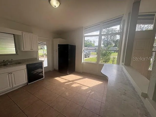 3 bed 2 bath SFH — Photo 3