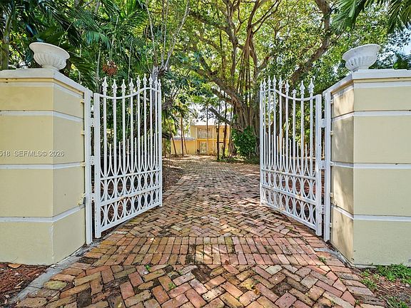 5th image of 220 Bal Bay Dr