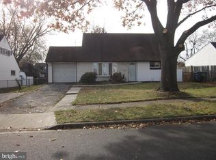 17 Pine Needle Rd, Levittown, PA 19056