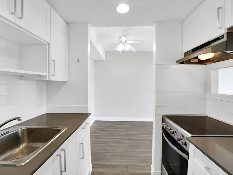 425 Simcoe St — Photo 10
