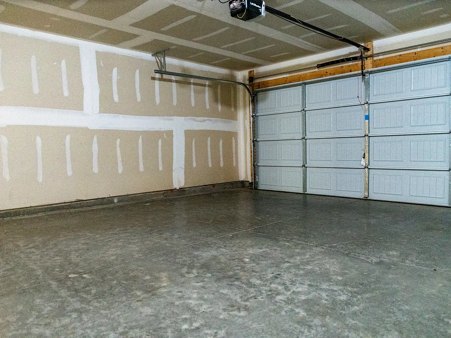 4 bed, 2.5 bath, 2110 sqft, $2,300 — Photo 4