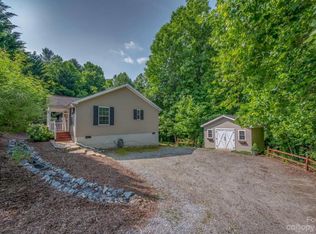 611 Meadowview Dr, Saluda, NC 28773