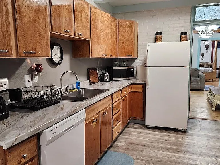 806 W Silver St — Photo 15